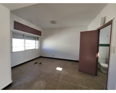Location de Bureau – Studio 4ème Étage avec Terrasse